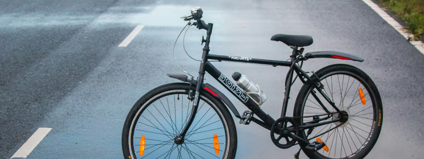 Bicicleta de carretera junto a una pared